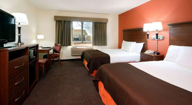 Четырёхместный номер Standard AmericInn by Wyndham Princeton IL