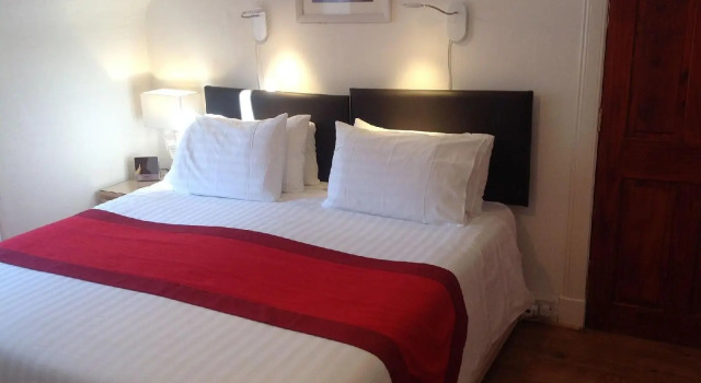 The Golden Larches Cafe and B&B, Book Bed and Breakfast Hoteller i Stirlingshire med parkering, Parkering