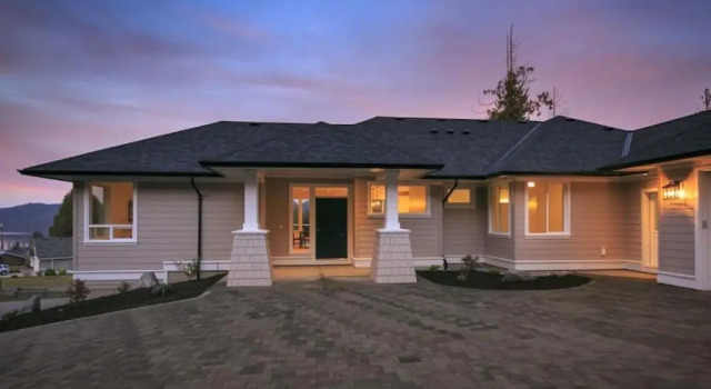 John and Jacqueline Big 4 Bd, 4 Ba home, Steps to Ocean with EV Charger