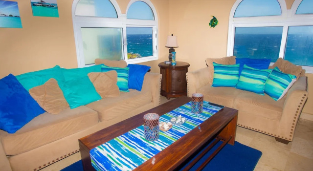 Stunning Coral View Home with Oceanfront Pool by RedAwning, Book Feriehus Sommerhuse i Roatan, Hytte