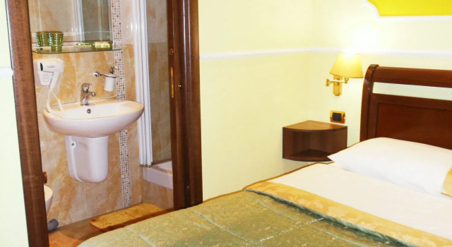 B&B Del Corso, Забронировать Отель «постель и завтрак» Отели Неаполя с завтраком, рядом с Кафедральный собор Неаполя, Завтраки