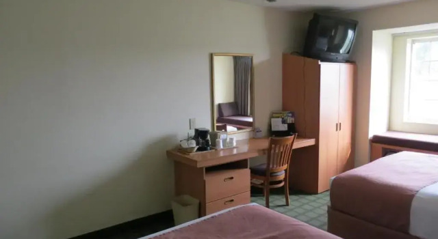 Четырёхместный номер Standard Microtel Inn & Suites by Wyndham Cordova Memphis I-40 East
