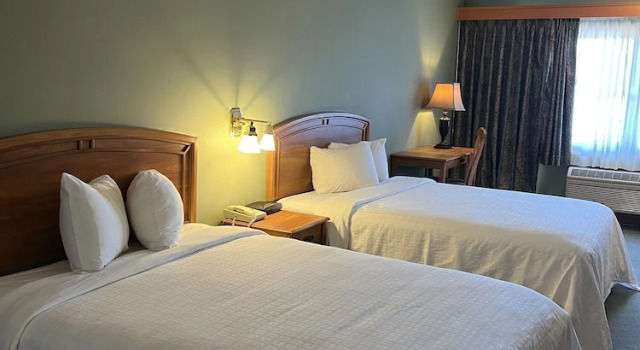 Четырёхместный номер Deluxe с балконом The Grand Hotel Nanaimo