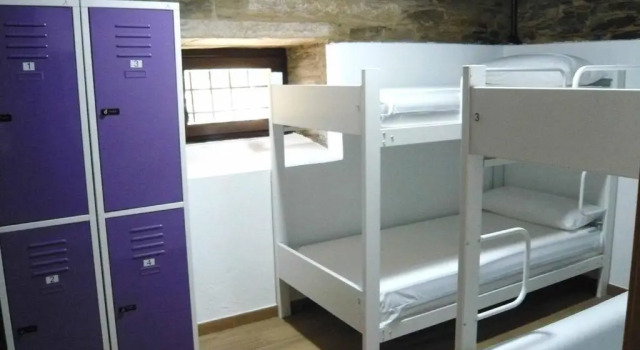 Кровать в общем номере Albergue El Paso