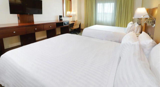 Четырёхместный номер Standard Holiday Inn Hotel & Suites Hermosillo Aeropuerto by IHG