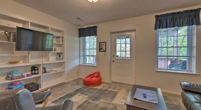 Year-round Getaway < 1 Mi to Skiing + Waterpark!, Buchen Sie Ferienhaus Massanutten Virginia