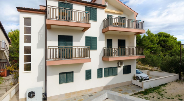 Apartments Karmen, Забронировать Апартаменты/квартира Отели Примоштен с парковкой, рядом с Пляж Затока, Парковка