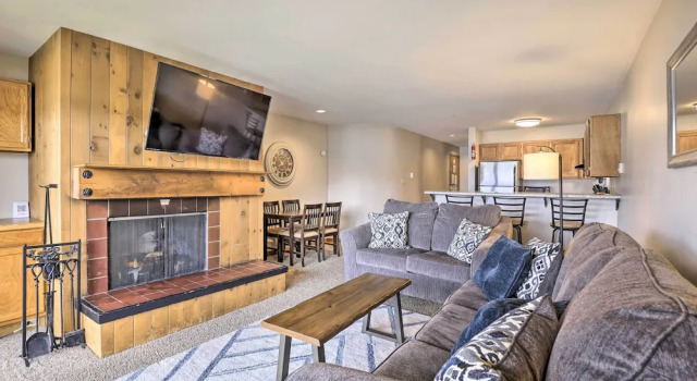 Lakefront Dillon Condo w/ Pool Access: Near Skiing, Book Lejlighed Dillon Vail Ski, nær Dillon Reservoir