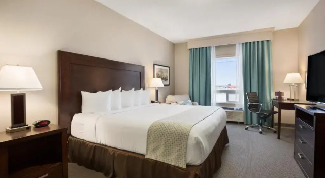 Люкс Ramada by Wyndham Emerald Park/Regina East