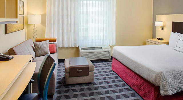 TownePlace Suites by Marriott Fayetteville N / Springdale, Varaa Hotelli Hotellit Ozark pysäköinnillä, Pysäköinti