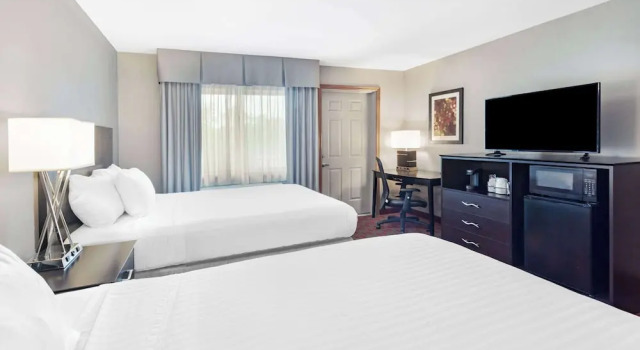 Четырёхместный номер Deluxe Baymont by Wyndham Brooklyn Center