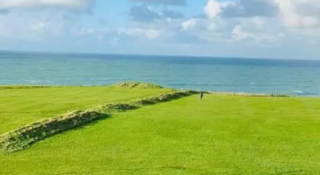 Stunning Sea Views, luxury apartment beaches & restaurants are a short walk away