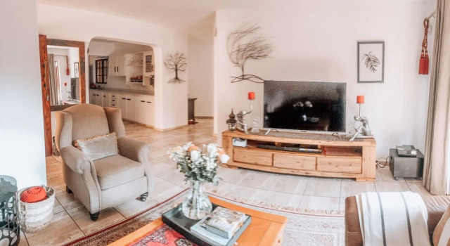Serene Thatched Roof Retreat in Faerie Glen, Pretoria