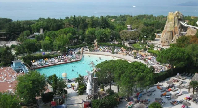 Апартаменты c 1 комнатой Apartment in residence with swimming pool near Peschiera del Garda.