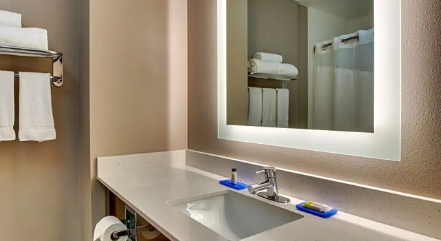 Люкс c 1 комнатой с видом на бассейн Holiday Inn Express & Suites Columbus - Ft Benning Maingate by IHG