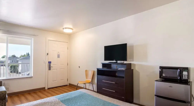 Люкс Deluxe Motel 6 Portland Mall - 205
