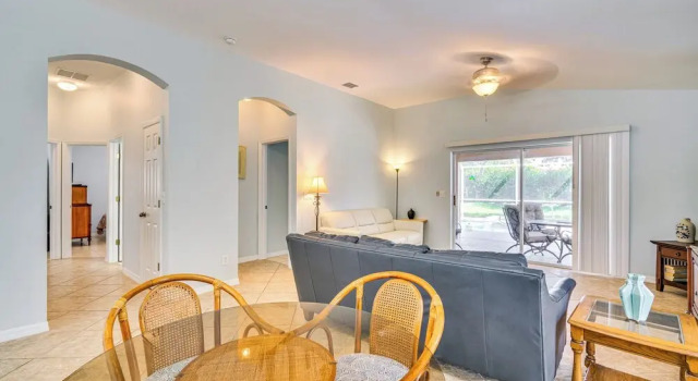 4 Mi to Beaches: Fort Myers Escape w/ Patio, Забронировать Дом для отпуска Коттеджи Айона, Коттедж