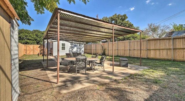 Коттедж 1 Mi to Uta: Arlington Elm Cottage w/ Fenced Yard