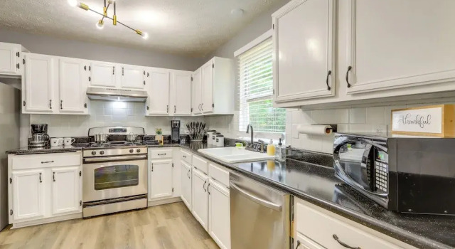 Коттедж Decatur Vacation Rental w/ Fenced Yard!