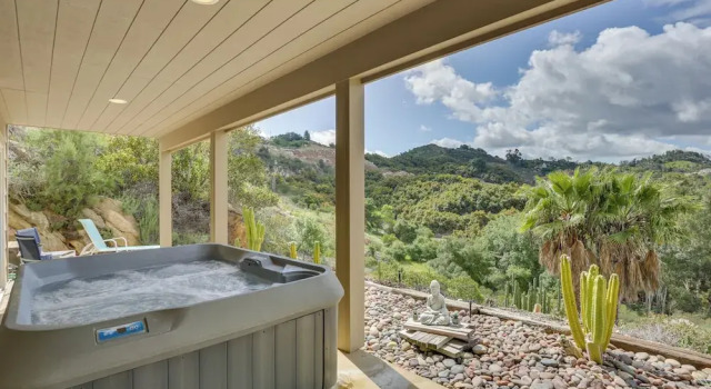 Коттедж Hot Tub + Balcony: Rainbow Retreat Near Wineries!