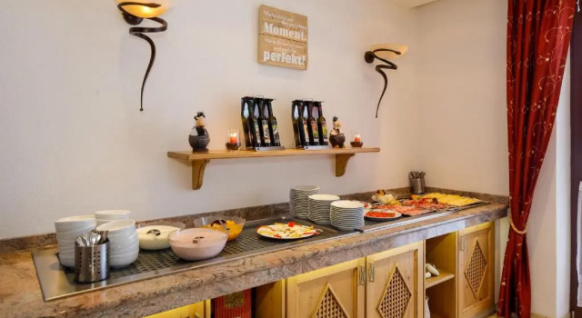 Hotel Edelweiss, Rezerwuj Hotel Hotele w Tyrol z parkingiem, Parking