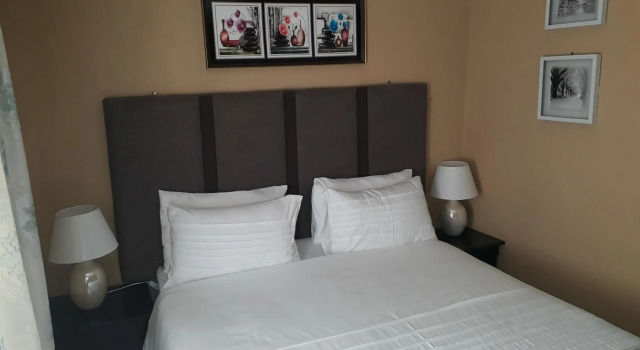 Peace & Lovely Bed and Breakfast, Забронировать Отель Рандбург , рядом с Торговый центр Cresta