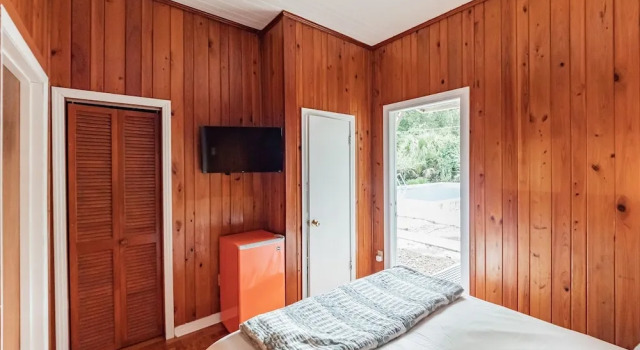 Gainesville 1 Bedroom Apts with Pool, Walk to UF Campus by RedAwning, Забронировать Отель Гейнсвилл штат Флорида, рядом с Госпиталь "ШЭНДС" во Флоридском университете