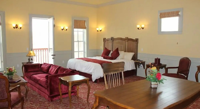 Двухместный люкс с балконом Windsor Hotel & Restaurant