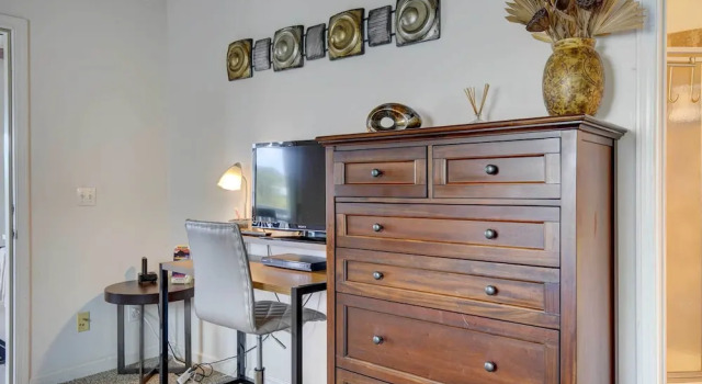 Cozy Kona Coast Apt w/ Lanai ~ 8 Miles to Beach!