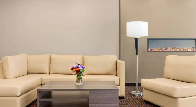 Super 8 by Wyndham Thompson, Book Hotel Hotels in Manitoba with Parking, Parking