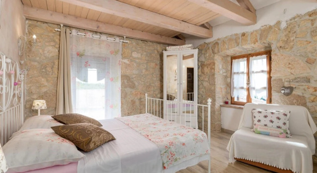 Beautiful Home in Kras With Wifi and 2 Bedrooms, Varaa Hotelli Hotellit Kvarner Islands uima-altaalla, Uima-allas