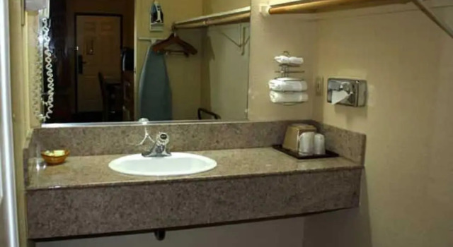 Четырёхместный люкс Executive Inn & Suites Sacramento
