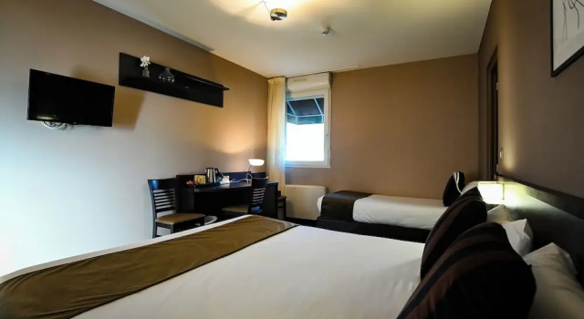 Трёхместный номер Standard с видом на бассейн Logis Hôtel Le Mas De Jossyl