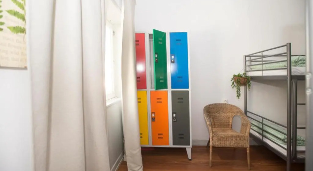 Кровать в общем номере Travel & Live Hostel