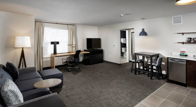 Двухместный люкс c 1 комнатой с видом на поле для гольфа Residence Inn by Marriott Milwaukee Brookfield
