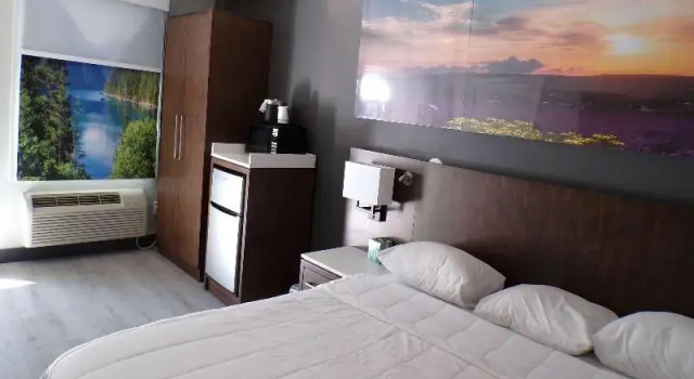 Люкс Luxor Inn & Suites, a Travelodge by Wyndham
