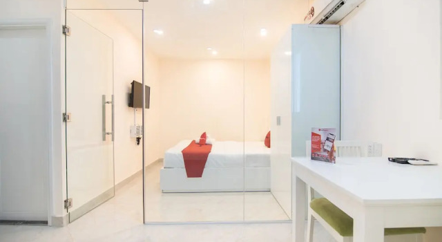 Номер Superior RedDoorz Plus near Tan Dinh Market 2