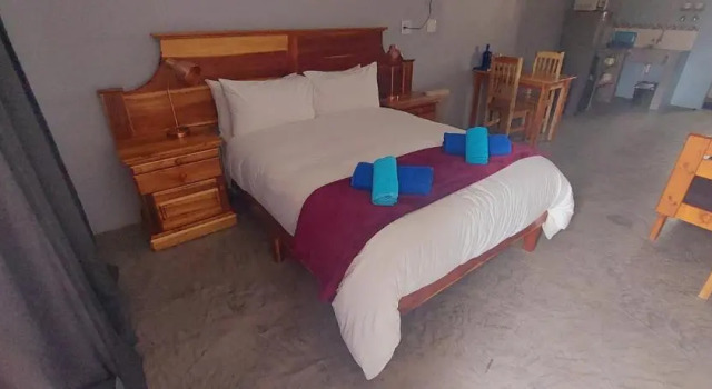 Кровать в общем номере Swartberg Cottages