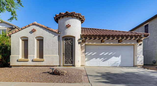 Poolside Oasis: Group-friendly Getaway in Phoenix!