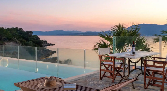 Люкс с 4 комнатами Arte Pefki Beachfront Suites