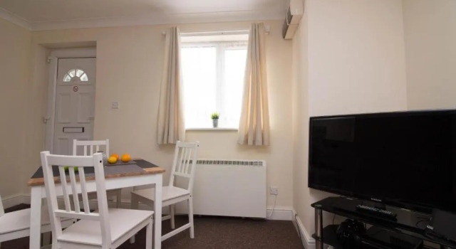 Stayzo Penthouse Accommodation 1- Premier Lodge, Varaa Huoneisto Asunnot kohteessa Merseyside, Huoneisto