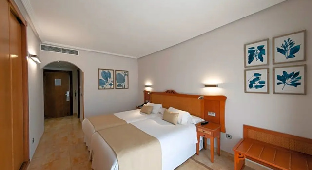Номер Standard с видом на бассейн Hotel La Laguna Spa & Golf