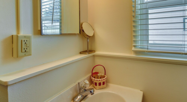 Коттедж Quaint Cody Cottage w/ Grill: Walk to Downtown!