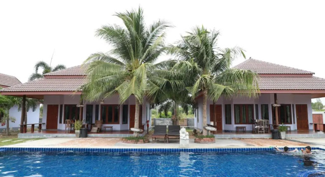 Коттедж с 2 комнатами Waterside Resort