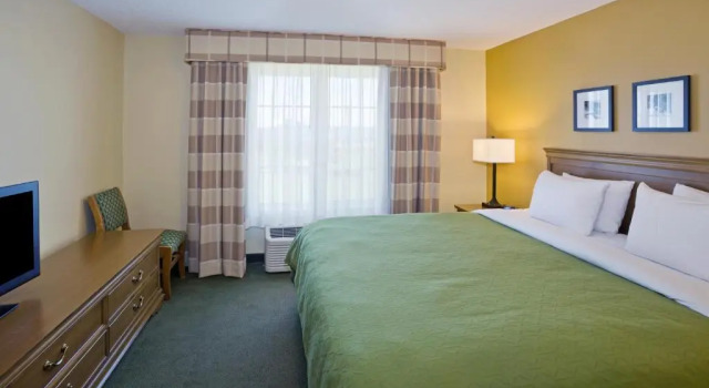 Двухместный люкс c 1 комнатой Country Inn & Suites by Radisson, Salina, KS