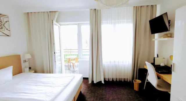 Comfort Single room with balcony Les Nations