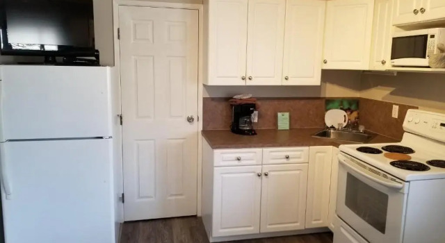 Четырёхместный люкс с 2 комнатами Osoyoos Lakeview Inn & Suites