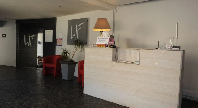Hôtel AKENA HF, Забронировать Отель Отели Лиможа с парковкой, рядом с Церковь Сен-Мишель-де-Лион, Парковка