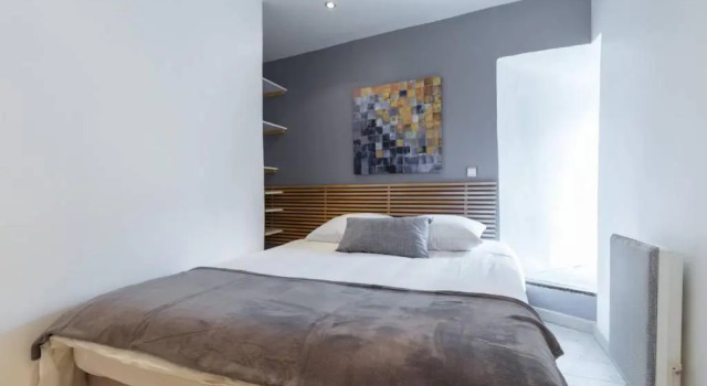 ★ Quiet Old Town Apt with AC, 5min Walk to Beach ★