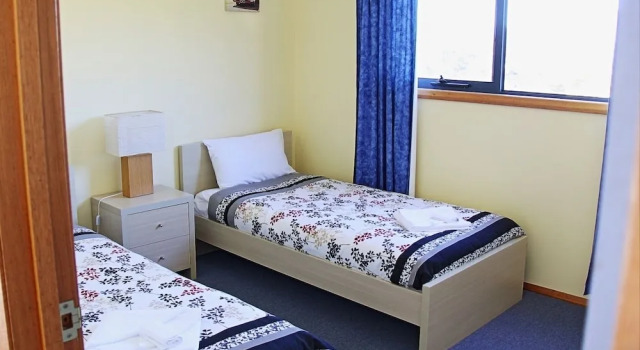 Douglas Street, Rezerwuj Hotel Bicheno Tasmania, w pobliżu Wycieczki z obserwacją pingwinów w Bicheno